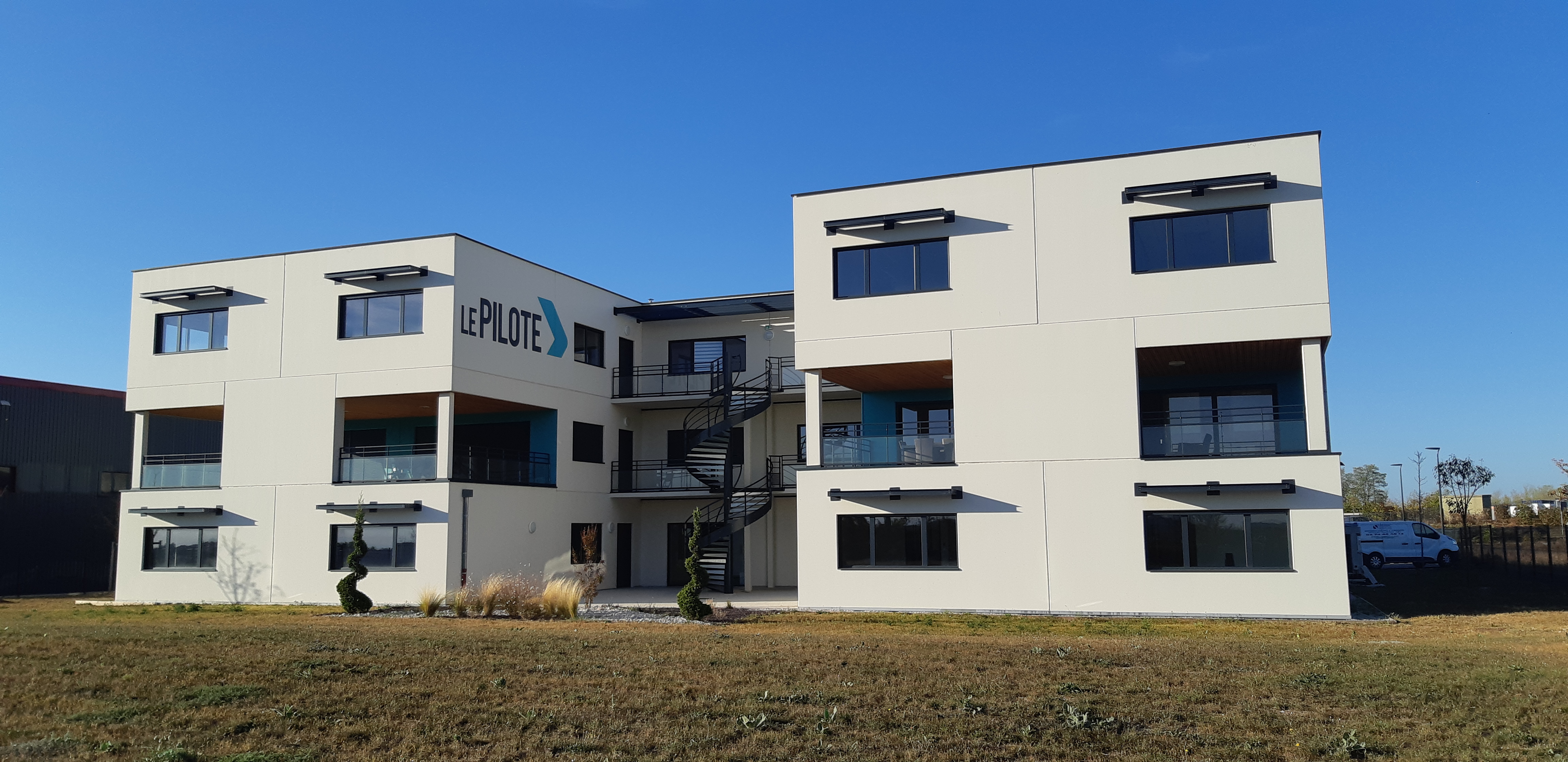 LE PILOTE CHATEAU GAILLARD ZA EN BEAUVOIR AMBERIEU EN BUGEY A42