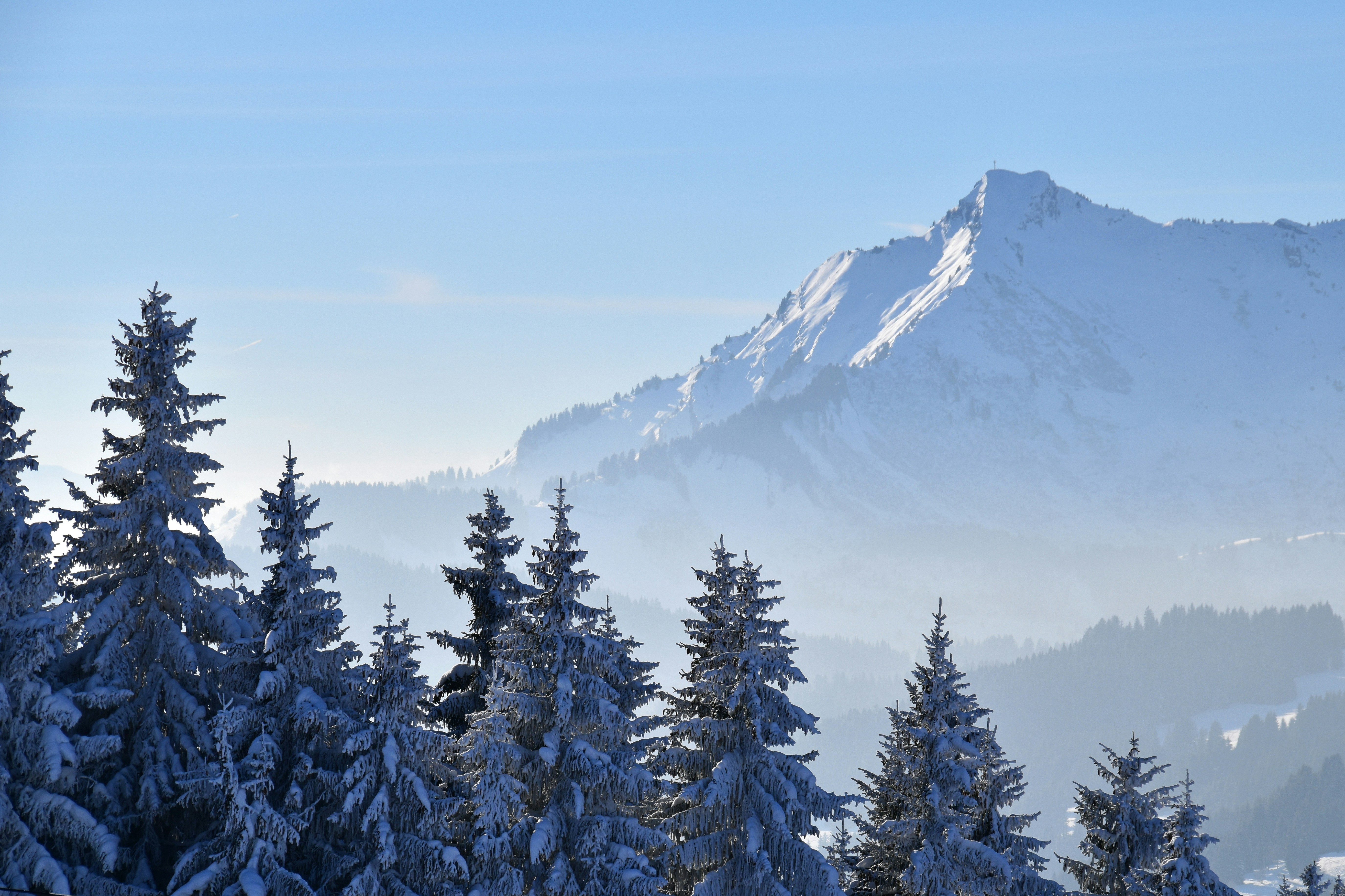 img src="images/montagne.jpg" alt="Vue panoramique des montagnes enneigées au lever du soleil">