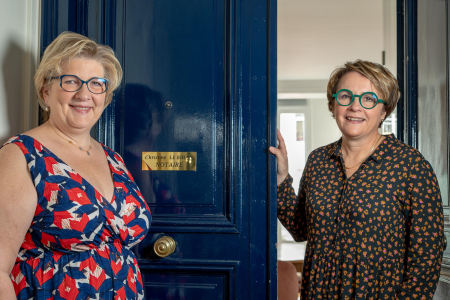Maître Christine LE BIHAN, notaire à Paris devant l'entrée de l'étude accompagnée de Maître Caroline MARE